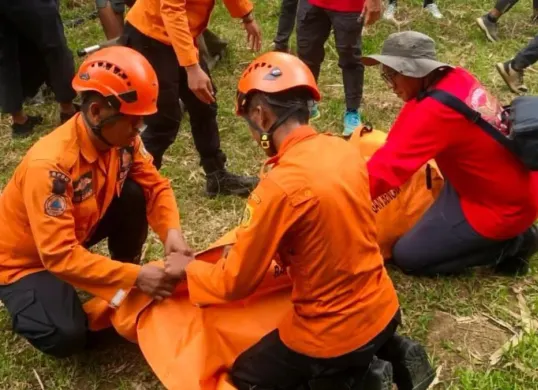 Petugas mengevakuasi jenazah ASN tewas saat mendaki Gunung Paniisan di Babakan Madang, Kabupaten Bogor. (Sumber: Dok. BPBD Kabupaten Bogor)