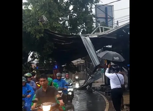 Atap baja ringan terbang saat hujan disertai angin kencang di Bojonggede Bogor. (Sumber: Istimewa)