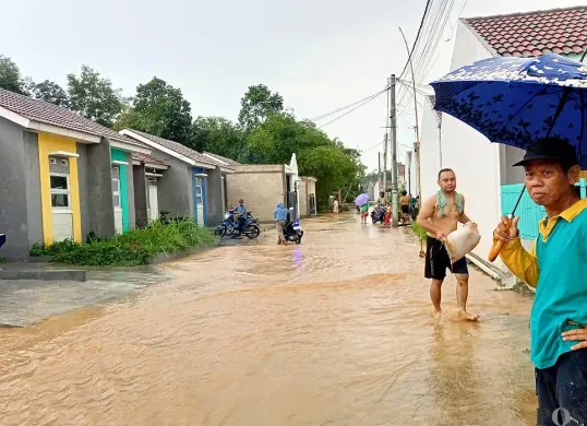 Banjir di Perumahan Metro Munjul, Desa Munjul, Kecamatan Solear, Kabupaten Tangerang. (Sumber: POSKOTA | Foto: Veronica Prasetio)