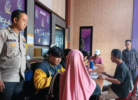 Penyaluran bansos BLT di Kantor Pos Mauk, Kabupaten Tangerang. (Sumber: Poskota/Veronica Prasetio)