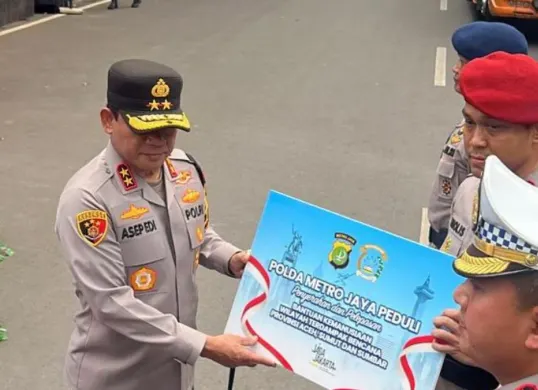 Penyerahan bantuan dari Polda Metro Jaya untuk korban bencana di pulau Sumatera, Senin, 1 Desember 2025. (Sumber: Dok. Polda Metro Jaya)