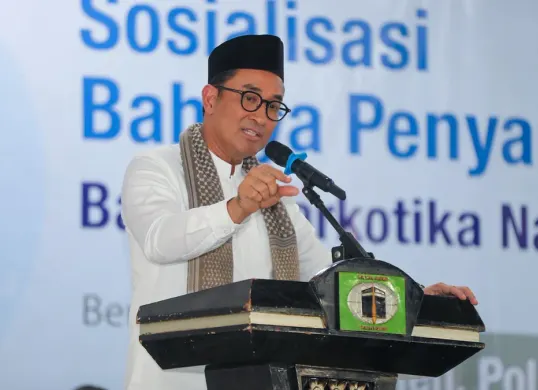 Kepala BNN RI Suyudi Ario Seto menyampaikan materi sosialisasi bahaya penyalahgunaan narkoba kepada sivitas akademika Pesantren Ummul Quro. (Sumber: Biro Humas dan Protokol BNN)