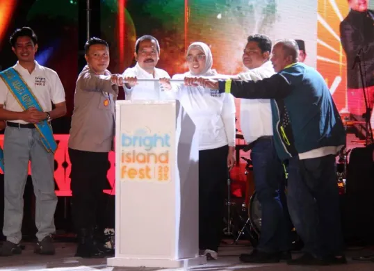 Malam puncak Bright Island Fest 2025 dibuka oleh Kepala Bidang Pemasaran dan Atraksi Disparekraf Jakarta, Lucky Wulandari (tengah) di Pulau Tidung. (Sumber: Dok. PLN UID Jakarta Raya)