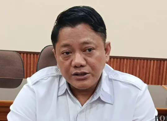 Dirut PDAM Tirta Patriot, Ali Imam Faryadi maaf tertidur saat rapat di ruang Pansus DPRD Kota Bekasi, Senin, 1 Desember 2025. (Sumber: Poskota/Nurpini Aulia Rapika)