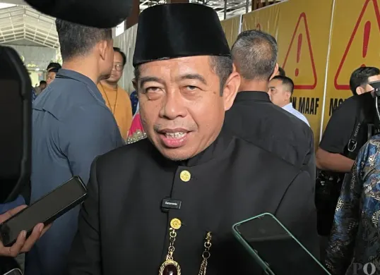 Ketua DPRD Jakarta, Khoirudin menyampaikan kepada awak media di Balai Kota Jakarta, Gambir, Jakarta Pusat, Senin, 1 Desember 2025. (Sumber: Poskota/M. Tegar Jihad)