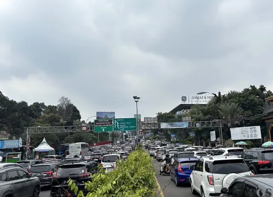 Ilustrasi, polisi akan memberlakukan ganjil genap di Jalan Raya Puncak selama libur Natal 2025 dan tahun baru 2026. (Sumber: POSKOTA | Foto: Giffar Rivana)
