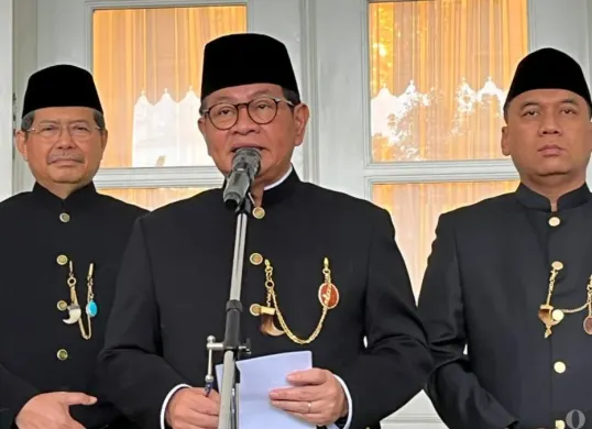 Gubernur Jakarta, Pramono Anung saat menyampaikan pernyataan kepada awak media di Balai Kota Jakarta, Gambir, Jakarta Pusat, Senin, 1 Desember 2025. (Sumber: Poskota/M. Tegar Jihad)