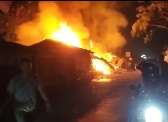 Korsleting listrik diduga menjadi penyebab 6 kios semi permanen di lKampung Maja, Desa Kibin, Kecamatan Kibin, Kabupaten Serang, ludes terbakar. (Sumber: Istimewa)