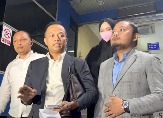 Inara Rusli didampingi penasihat hukum, Hamrin melaporkan Insanul Fahmi ke Polda Metro Jaya terkait dugaan penipuan, Senin, 1 Desember 2025. (Sumber: POSKOTA | Foto: Ali Mansur)