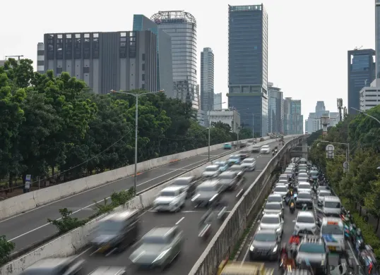 Rekayasa lalu lintas akan diterapkan selama Operasi Lilin pengamanan mudik Natal 2025. (Sumber: Poskota/Bilal Nugraha Ginanjar)