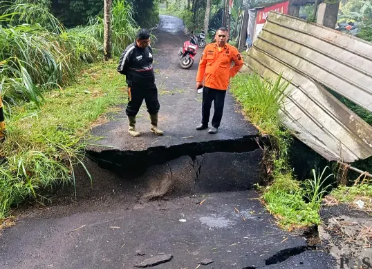 Petugas BPBD Bandung Barat bersama Kepala Desa Wangunsari, meninjau lokasi amblasnya jembatan di Desa Wangunsari, Kecamatan Lembang, pada Senin, 1 Desember 2025. (Sumber: POSKOTA | Foto: Gatot Poedji Utomo)