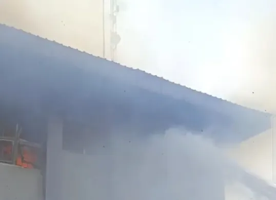Api melalap lantai dua Rumah Sakit Pengayoman Cipinang, Jatinegara, Jakarta Timur, Senin, 1 Desember 2025. (Sumber: Istimewa)