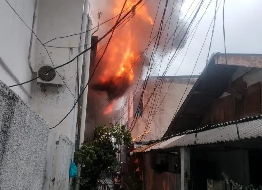 Momen saat api melahaprumah di Jalan Empang Bahagia Jelambar, Grogol Petamburan, Jakarta Barat, Senin, 1 Desember 2025. (Sumber: Dok Istimewa)