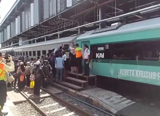 Sejumlah penumpang saat hendak naik kereta di Stasiun Rangkasbitung, Lebak. (Sumber: Dok. PT KAI)