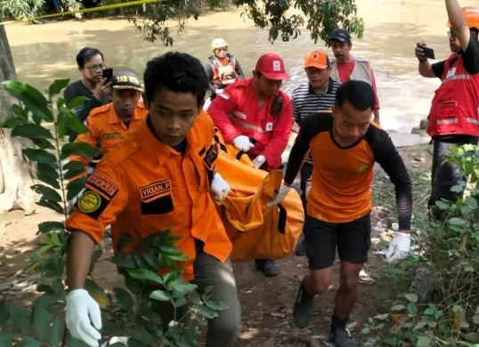 Jenazah Fatur, 6 tahun, korban terakhir tenggelam di Kali Cikarang, ditemukan tidak bernyawa, Senin, 1 Desember 2025. (Sumber: Dok. Tim SAR Bekasi)