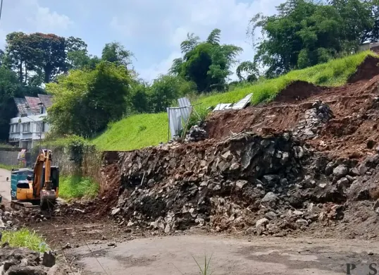 Alat berat diturunkan untuk mengevakuasi material longsoran tanah akibat TPT yang ambruk di Jalan Terusan Gegerkalong Hilir, Desa Sariwangi, Kecamatan Parongpong, KBB, Senin, 1 Desember 2025. (Sumber: POSKOTA | Foto: Gatot Poedji Utomo)