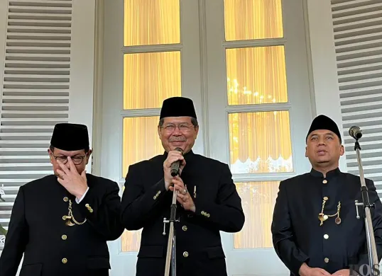 Mantan Sekda DKI Jakarta, Marullah Matali (tengah) saat menyampaikan pernyataan kepada awak media di Balai Kota DKI Jakarta, Senin, 1 Desember 2025. (Sumber: POSKOTA | Foto: M Tegar Jihad)