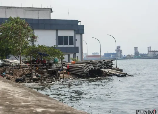 Melihat Air Laut yang Melebihi Tinggi Jalan di Pesisir Jakarta