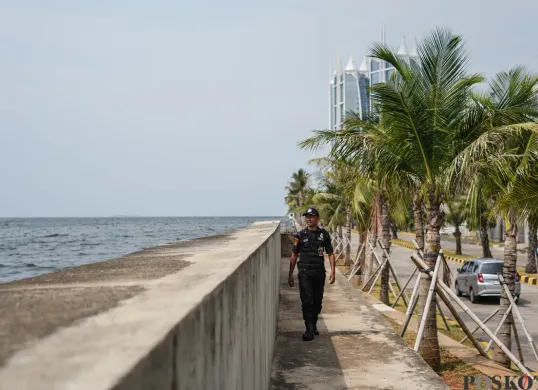 Ilustrasi tanggul penahan air laut. (Sumber: Poskota/Bilal Nugraha Ginanjar)
