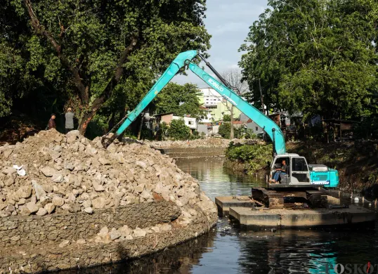Pembangunan Turap Bronjong di Kali Ciliwung 