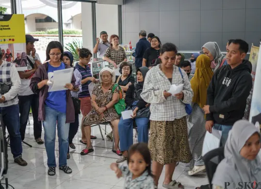 Warga Padati Penyaluran BLT Kesra di Kantor Pos