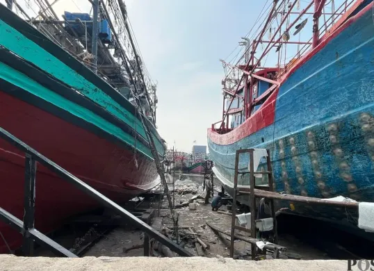 Kondisi tanggul di lokasi docking kapal kawasan Muara Angke, Penjaringan, Jakarta Utara, Senin, 1 Desember 2025. (Sumber: Poskota/Pandi Ramedhan)