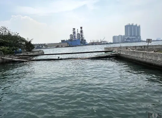 Kondisi air laut di kawasan Pantai Mutiara, Penjaringan, Jakarta Utara, Senin, 1 Desember 2025. (Sumber: POSKOTA | Foto: Pandi Ramedhan)