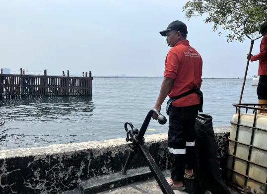Kondisi air laut di kawasan Pantai Mutiara, Penjaringan, Jakarta Utara, Senin, 1 Desember 2025. (Sumber: POSKOTA | Foto: Pandi Ramedhan)