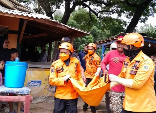BPBD mengevakuasi korban tenggelam di Curug Dengdeng, Desa Lulut, Kecamatan Klapanunggal. (Sumber: BPBD)