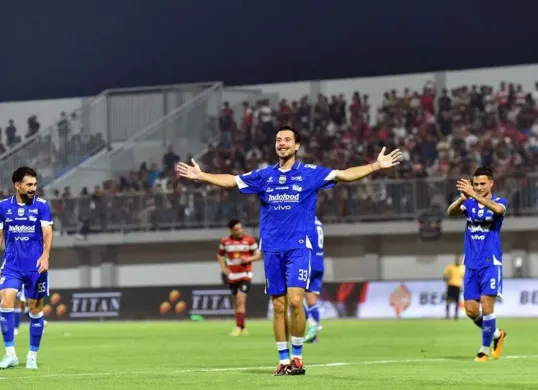 Selebrasi Thom Haye usai mencetak gol debut bersama Persib Bandung. (Sumber: persib.co.id)