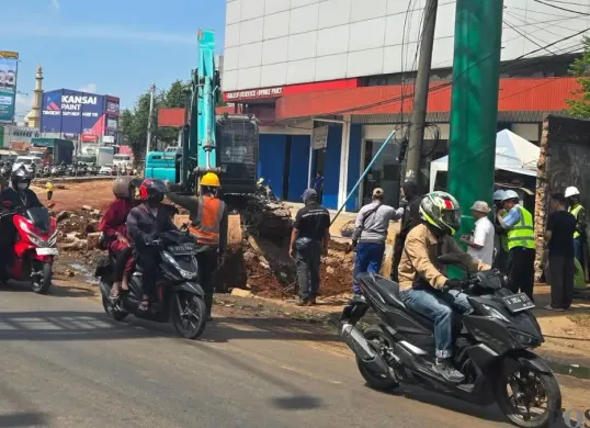 Penggalian proyek Underpass Bitung di Jalan Nasional Jalan Raya Serang, Desa Bitung, Kecamatan Cikupa, Kabupaten Tangerang, Senin, 1 Desember 2025. (Sumber: Poskota/Veronica Prasetio)