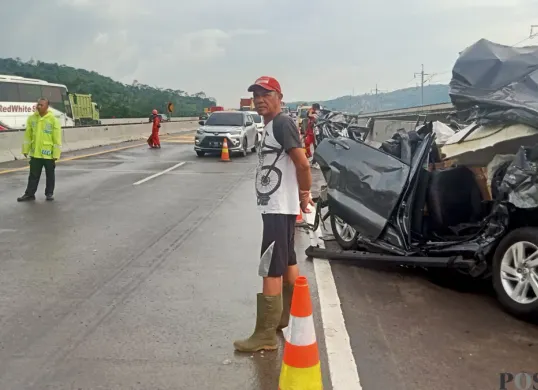 Kondisi di lokasi kejadian truk Fuso yang menghantam sejumlah mobil di KM 115 Tol Cipularang, Selasa 2 Desember 2025. (Sumber: POSKOTA | Foto: Gatot Poedji Utomo)