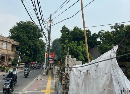 Juntaian kabel di trotoar Jalan Meruya Selatan, Kembangan, Jakarta Barat, Selasa, 2 Desember 2025. (Sumber: Poskota/Pandi Ramedhan)