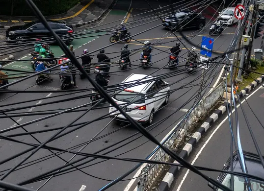 Kondisi kabel udara yang semerawut di perempatan lampu merah Jalan Dewi Sartika, Jakarta Timur, pada Selasa, 2 Desember 2025. (Sumber: POSKOTA | Foto: Dhiya Ahmad Fauzan/M2)