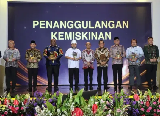 Bupati Bekasi, Ade Kuswara Kunang (ketiga dari kiri) meraih penghargaan dari Kemendagri yang diberikan Mendagri Tito Karnavian (kelima dari kanan). (Sumber: Dok. Istimewa)