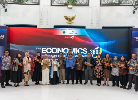 Economics 360° Roundtable Discussions 2025 di Gedung Sate, Bandung, yang didukung bank bjb, melakukan diskusi lintas pemangku kepentingan dan pemberian penghargaan bagi UMKM berprestasi. (Sumber: Corporate Secretary bank bjb)