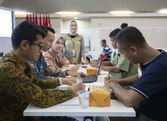 bank bjb kembali hadir memberikan solusi konkret dalam memperluas akses layanan keuangan bagi masyarakat desa, dengan memfasilitasi pembukaan rekening bagi warga terdampak kebijakan pembatasan tambang. (Sumber: Corporate Secretary Bank BJB.)