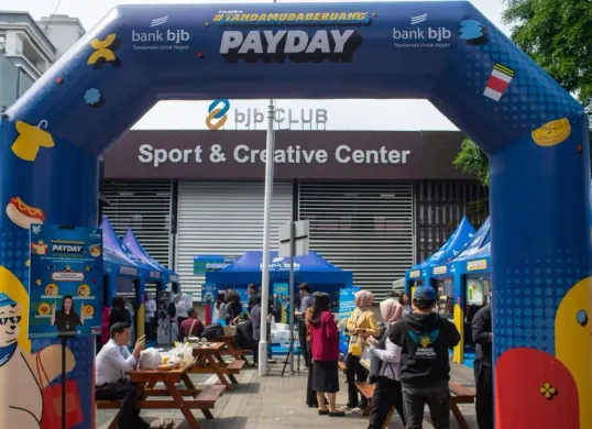 Pengunjung mengikuti kegiatan bjb Payday Vol. 2 pada Senin, 25 November 2025, di Area Parkir dan GOR Kantor Pusat bank bjb. (Sumber: Corporate Secretary Bank BJB)