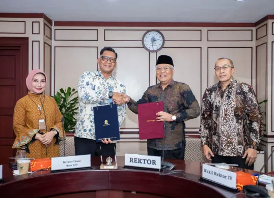 Direktur Utama bank bjb, Ayi Subarna, dan Rektor Universitas Terbuka, Prof. Dr. Ali Muktiyanto, S.E., M.Si menandatangani Nota Kesepahaman dan Perjanjian Kerjasama di Universitas Terbuka, Tangerang Selatan. (Sumber: Corporate Secretary Bank BJB)