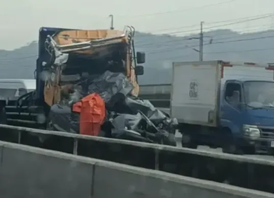 Kecelakaan Beruntun di Tol Purbaleunyi Libatkan Truk Kontainer dan Sejumlah Mobil Penumpang (Sumber: X/@sigittony4)