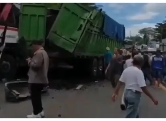 Kecelakaan maut terjadi di Tol KM 111-112 Tol Purbaleunyi arah Jakarta, Selasa siang, 2 Desember 2025. (Sumber: X/@neVerAl0nely)