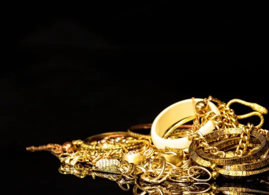 Daftar harga emas perhiasan hari ini Selasa, 2 Desember 2025 (Sumber: Shutterstock)