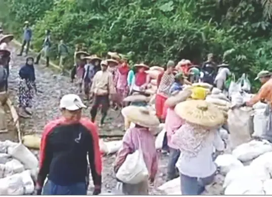 Ratusan warga Handelem di Kecamatan Sobang, Kabupaten Lebak, membangun jalan secara swadaya. (Sumber: Dok. Warga)