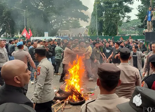 Ratusan mahasiswa dari Kumala, PMII dan GMNI saat melakukan aksi demo di depan Kantor Bupati Lebak. (Sumber: POSKOTA | Foto: Samsul Fatoni)