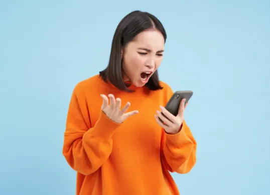 Ilustrasi - iPhone tiba-tiba mati total atau restart terus? Itu gejala Panic Full, sinyal darurat dari hardware! Pelajari cara cek log Panic Full di pengaturan. (Sumber: Freepik)