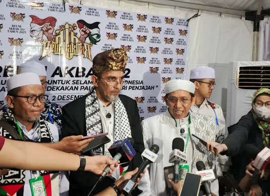 Humas Reuni Akbar 212, Buya Husein (kanan) saat ditemui di lokasi acara Reuni 212 di lapangan Monumen Nasional (Monas), Gambir, Jakarta Pusat, Selasa, 2 Desember 2025. (Sumber: POSKOTA | Foto: Ali Mansur)