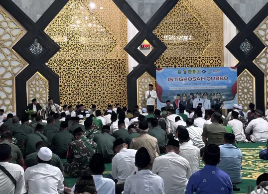 Warga Kabupaten Bogor menggelar doa istigasah kubro untuk korban bencana Sumatera di Masjid Baitul Faizin, Cibinong, Selasa, 2 Desember 2025. (Sumber: POSKOTA | Foto: Giffar Rivana)