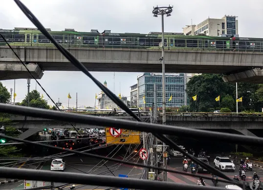 Kondisi kabel udara yang semerawut di perempatan lampu merah Jalan Dewi Sartika, Jakarta Timur, pada Selasa, 2 Desember 2025. (Sumber: POSKOTA | Foto: Dhiya Ahmad Fauzan/M2)