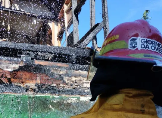 Petugas memadamkan api lima rumah di Nanggung, Kabupaten Bogor, Selasa, 2 Desember 2025. (Sumber: Dok. Damkar Bogor)