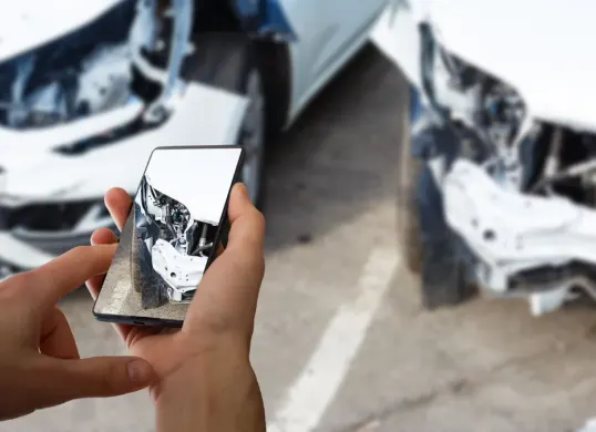 Kecelakaan beruntun di Tol Purbaleunyi. (Sumber: Freepik/@graystudiopro1)